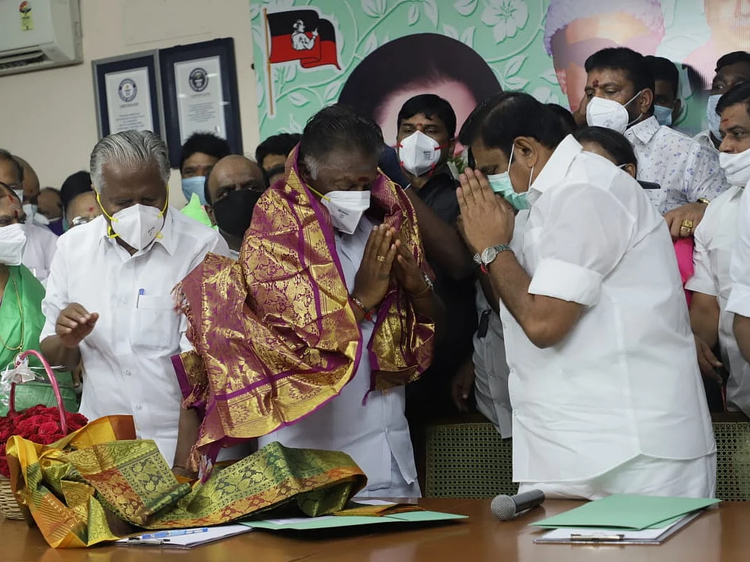 “இது வேண்டாம்ப்பா, வாடாமல்லி கலர் சால்வையை எடுங்க” - பன்னீரின் அறிவிப்பும் எடப்பாடியின் மரியாதையும்!