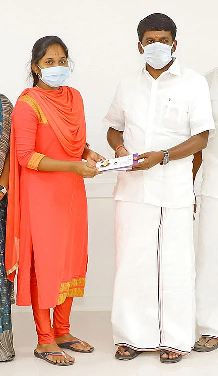 கலங்கி நின்ற மாணவி... கரைசேர்த்த ஜூ.வி!
