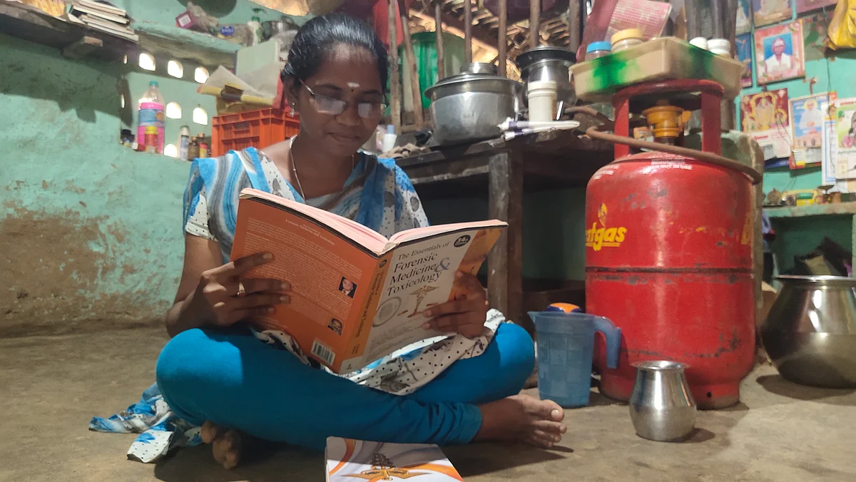 சித்த மருத்துவ மாணவி பத்மபிரியா