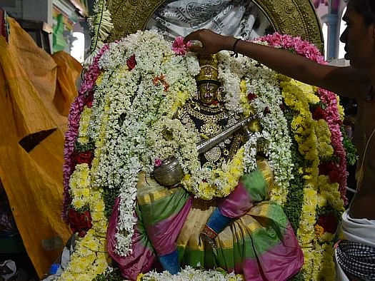 விஜயதசமி நன்னாளில் வீட்டிலேயே எழுத்தறிவிக்கலாம்... அட்சராப்யாசம் செய்வது எப்படி?