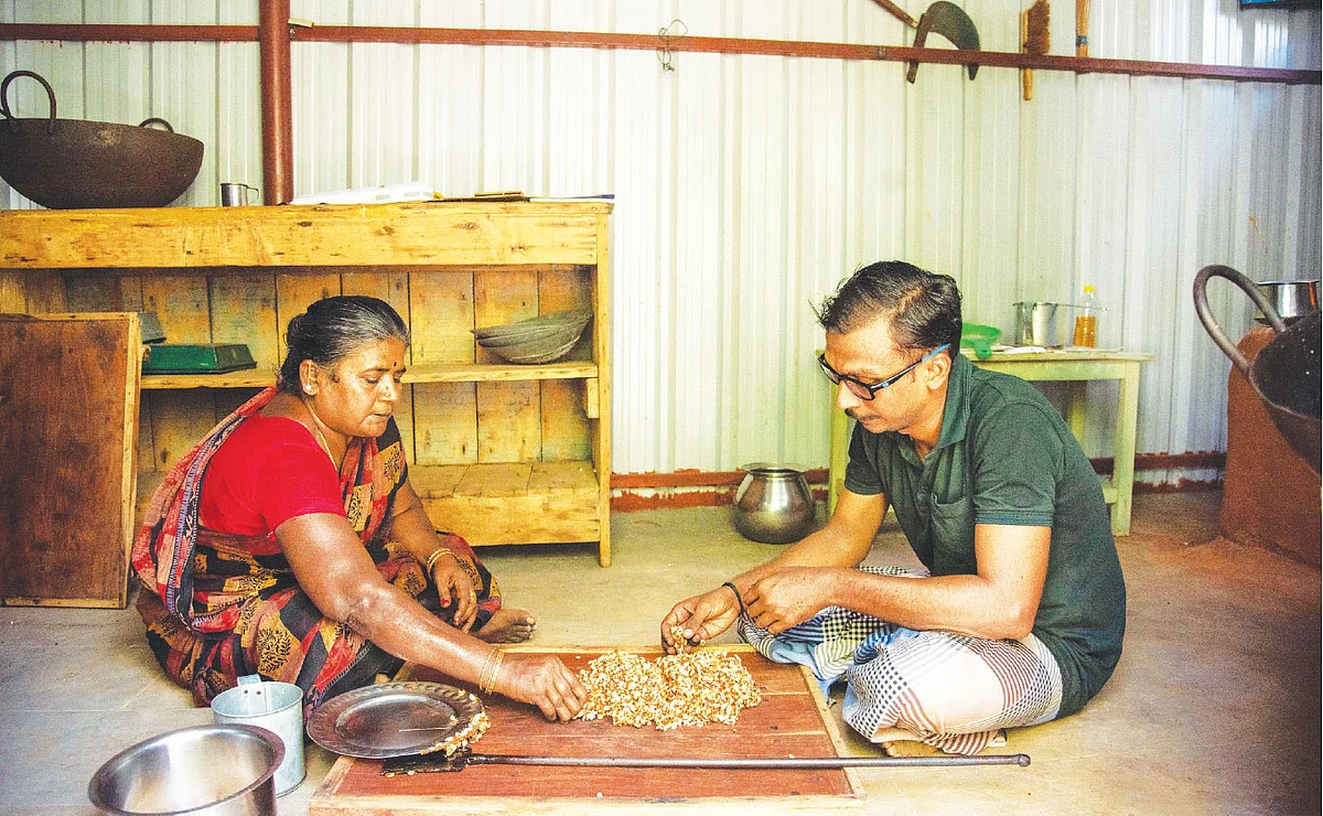 கருப்பட்டி கடலை மிட்டாய்... கலக்கும் இன்ஜினீயர்! - ஜெயிக்க வைத்த வித்தியாசம்!