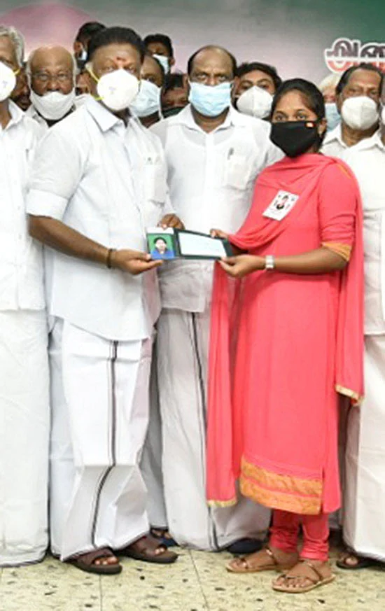 கலங்கி நின்ற மாணவி... கரைசேர்த்த ஜூ.வி!