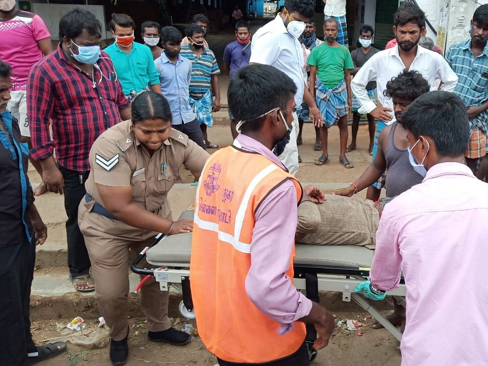 `அழுக்கா இருந்ததால யாரும் உதவலைன்றதுதான் வருத்தம்!' - தொழிலாளி உயிரைக் காப்பாற்றிய பெண் போலீஸ்