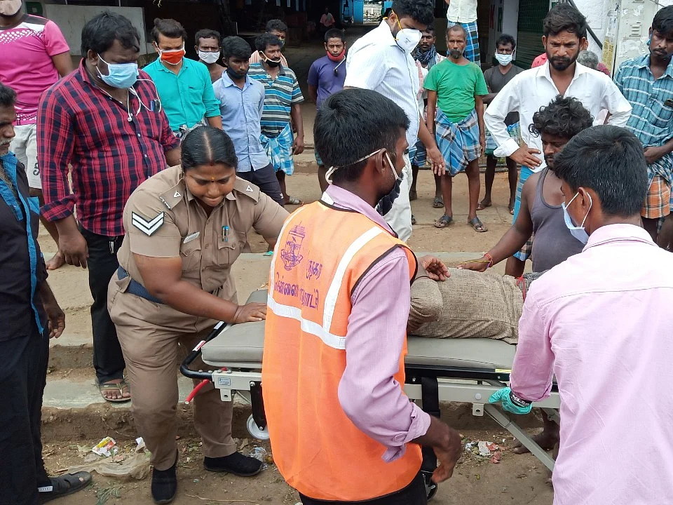 `அழுக்கா இருந்ததால யாரும் உதவலைன்றதுதான் வருத்தம்!' - தொழிலாளி உயிரைக் காப்பாற்றிய பெண் போலீஸ்