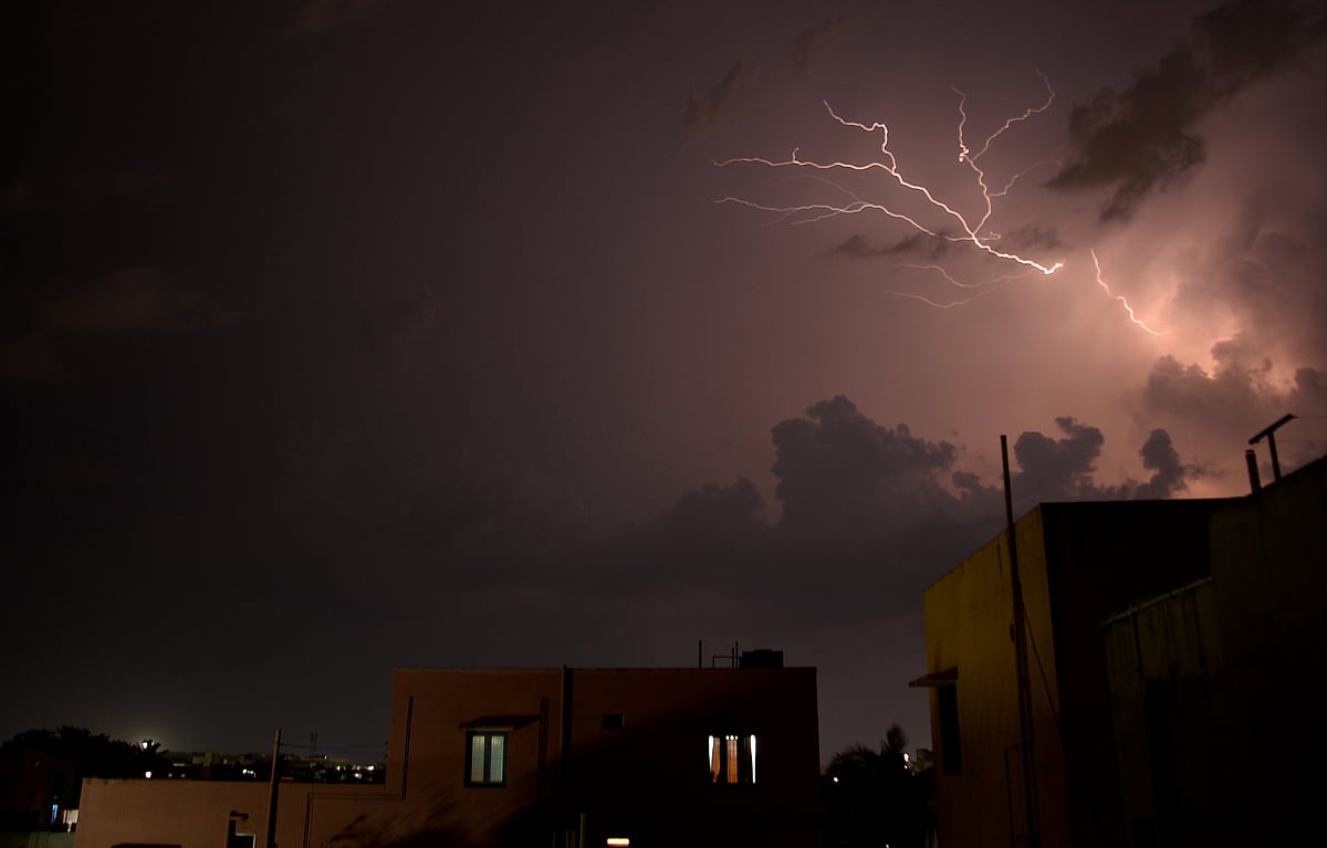 `மின்னல் தாக்கினால் செல்போன் வெடிக்குமா?' நிபுணர்கள்  விளக்கம்!