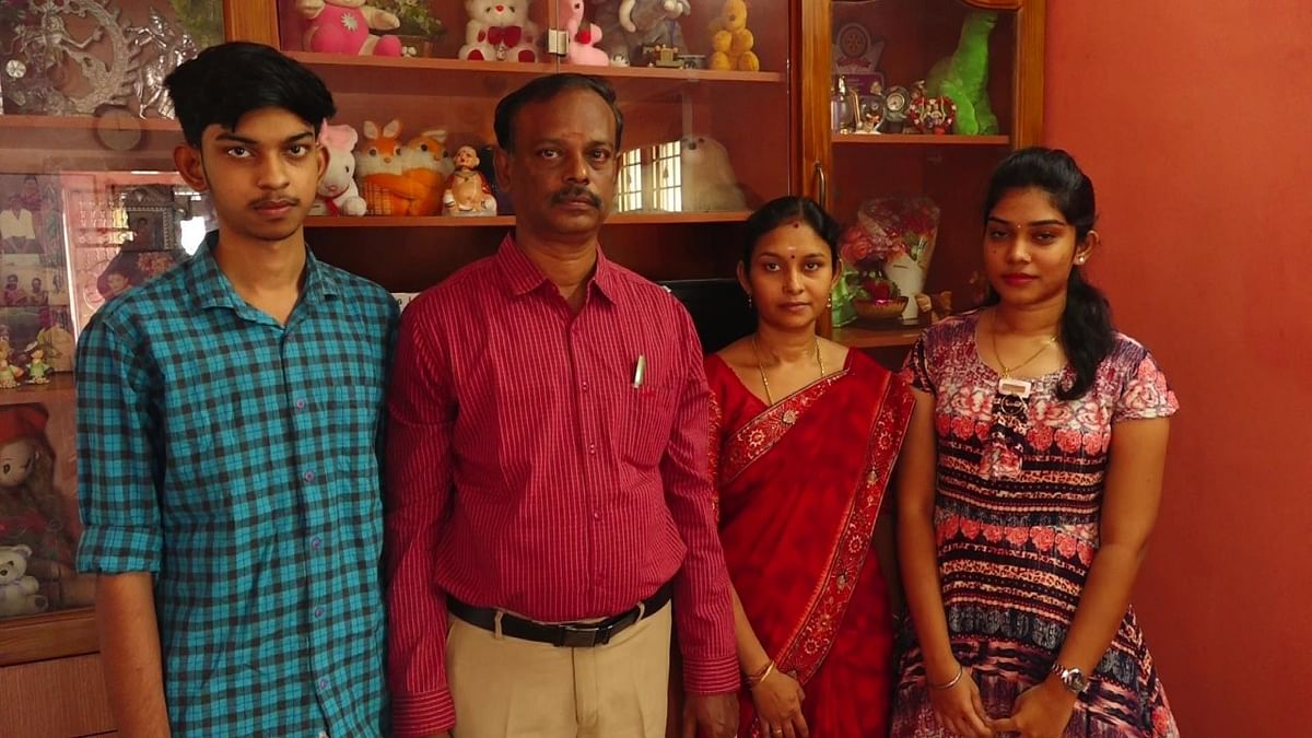 கிருத்திக்கா குடும்பத்துடன்