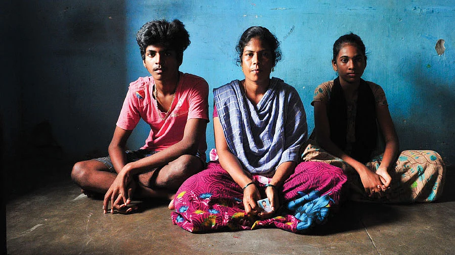 மகன், மகளுடன் பாபுவின் மனைவி உஷா...