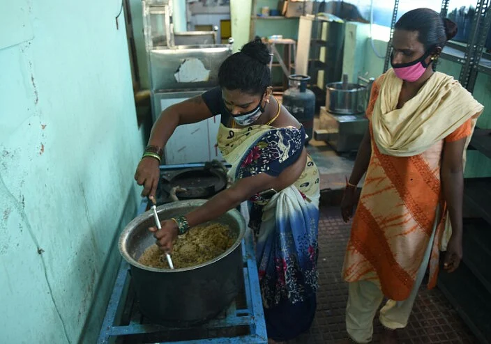பிரியாணி தயார் செய்யும் திருநங்கைகள்