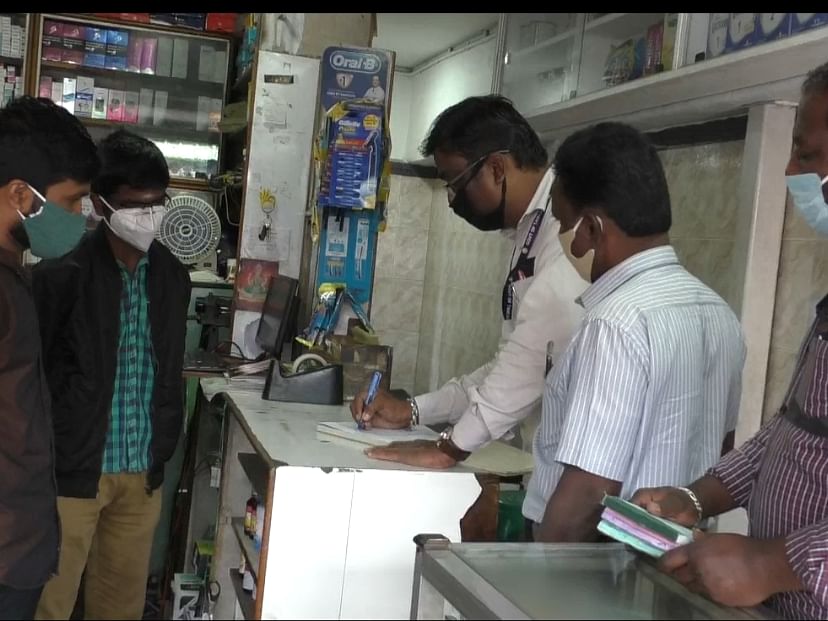 குன்னூர்: பொதுவெளியில் மருத்துவக் கழிவுகளைக் கொட்டிய தனியார் கிளினிக்! - அதிரடி காட்டிய நகராட்சி