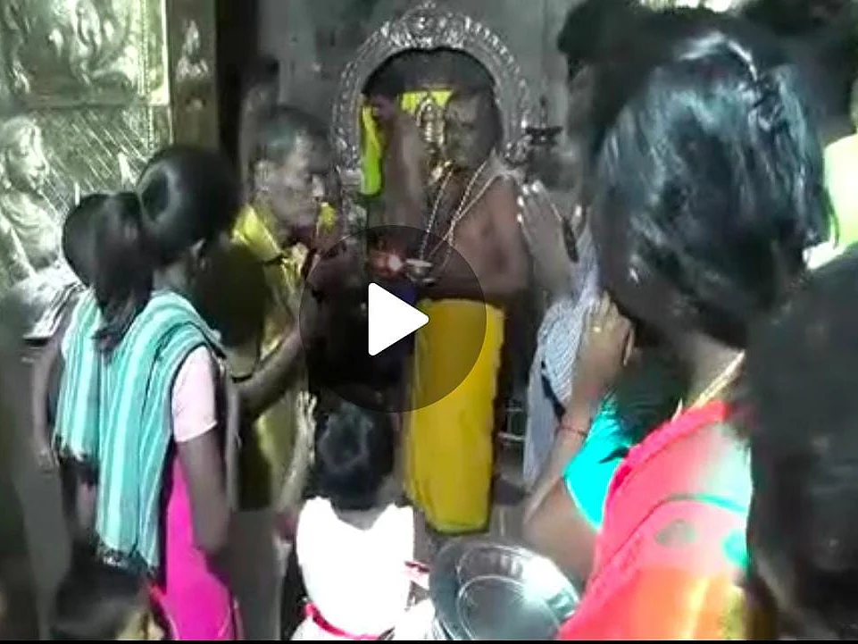 பூஜை செய்வதில் பிரச்னை; மோதிக்கொண்ட பூசாரிகள்! - திருச்சி கோயிலில் என்ன நடந்தது?