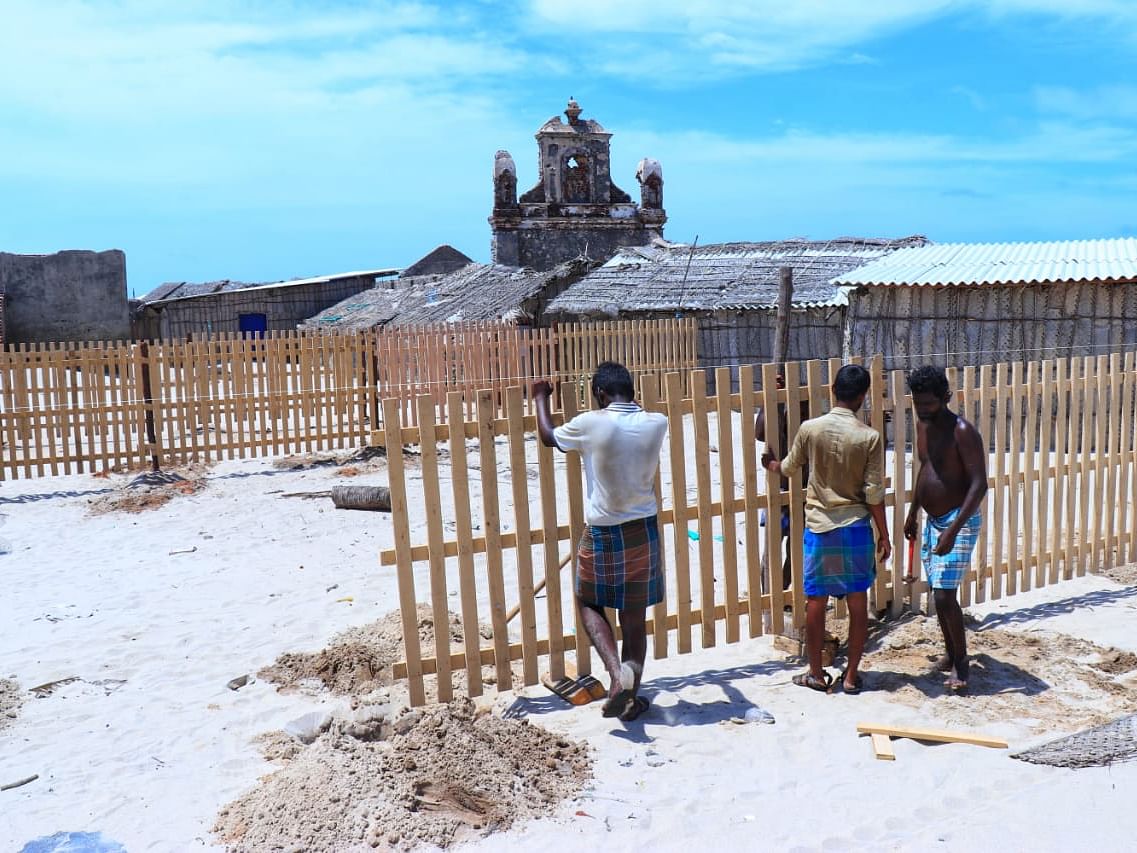 `5 அடி உயரத்தில் 3 அடுக்கு மரக்கட்டைத் தடுப்பு’ - மணல் புயலால் உருவாகும் குவியலைத் தடுக்குமா?