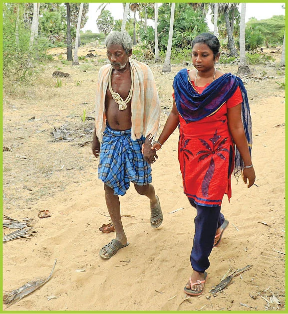 "பனைமரம் தாய்மாதிரி... கைவிடாது!" - பார்வையற்ற பனையேறி முருகாண்டி