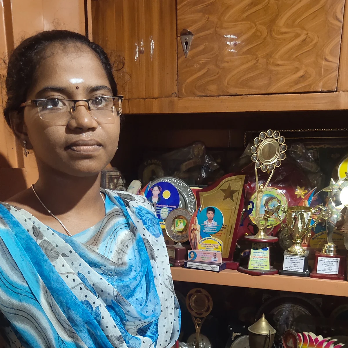 ஃபீஸ் கட்ட முடியாமல் தவிக்கும் மாணவி