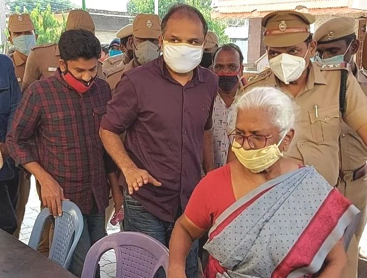 மகன் பேரறிவாளனுடன் அற்புதம்மாள்
