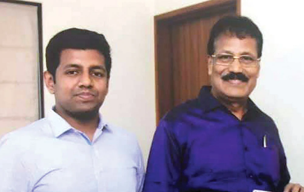தன் மகனுடன் கிருஷ்ணசாமி