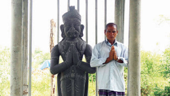 தன் சிலையுடன்...