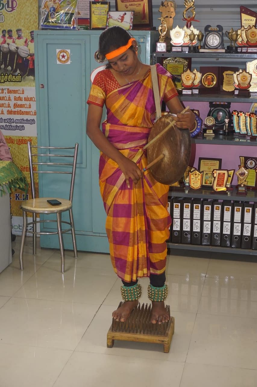 பறை இசைக்கும் அருள்மொழி