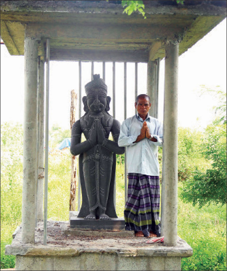 தன் சிலையுடன்...