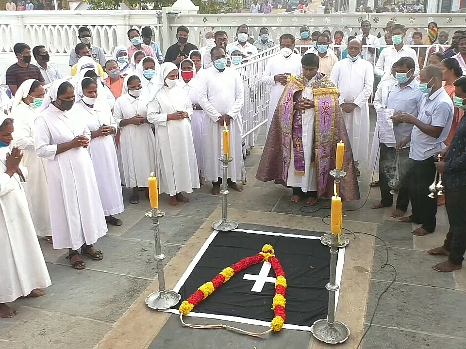 கல்லறைத் திருநாள்... வேளாங்கண்ணியில் எளிய முறையில் சிறப்புத் திருப்பலி!
