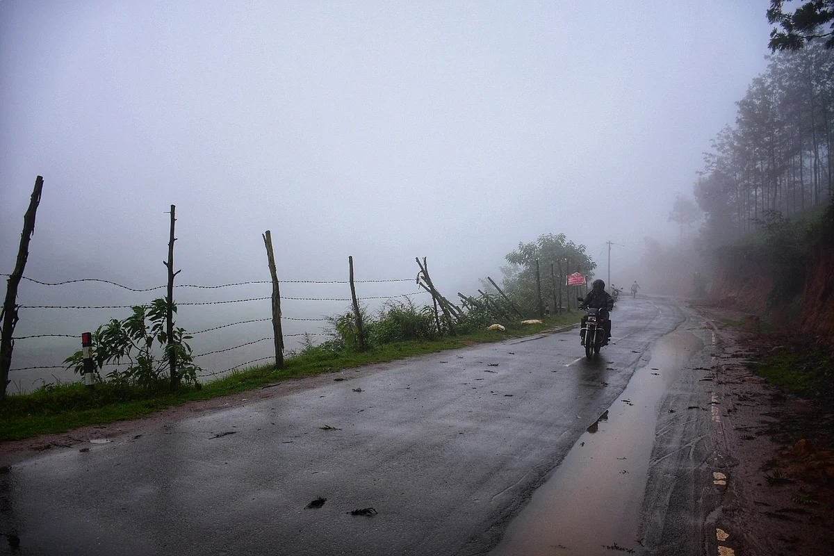 பனி மூட்டத்துடன் மழை