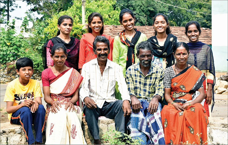 மீனாவும் ரோஜாவும் தங்கள் குடும்பத்தினருடன்....