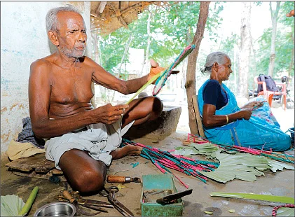 எனக்கு 80 உனக்கு 74... விசிறி விற்று வாழும் வைராக்கிய தம்பதி