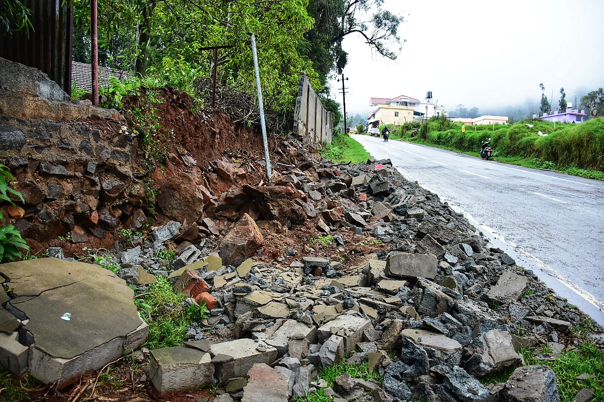 இடிந்து விழுந்த தனியார் கல்லூரி தடுப்புச் சுவர்.