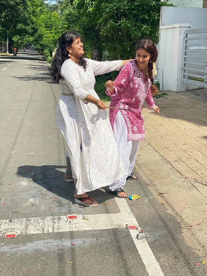 அக்காவுடன் கீர்த்தி...