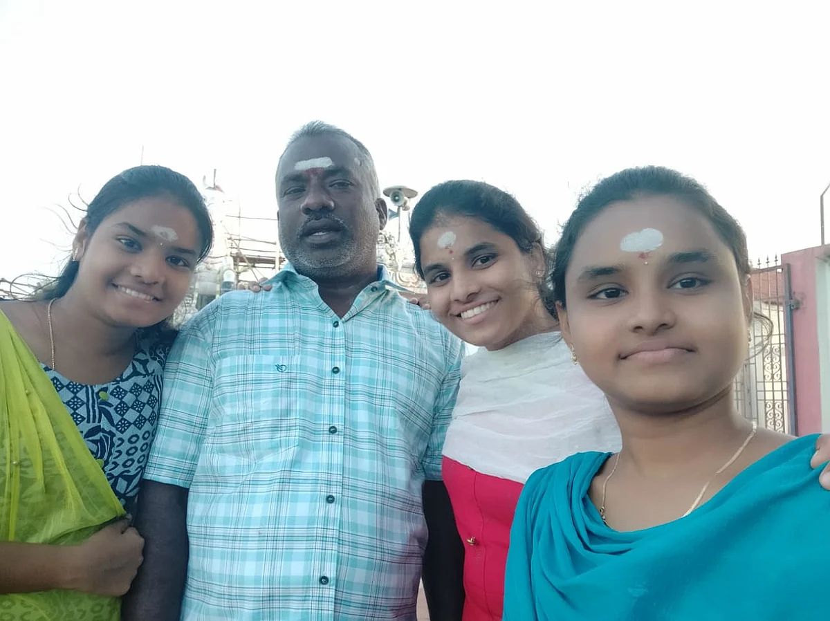 மாணவி பிரசன்னாவின் குடும்பம்