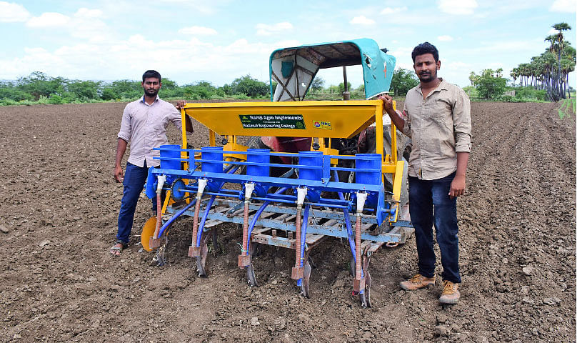 விதைப்புக் கருவியுடன் பிரதாப்குமார், ராஜகுமார்