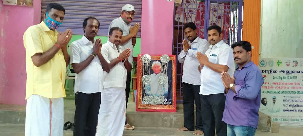 உடுமலை கலாமிற்கு அஞ்சலி செலுத்தும் ஊர் மக்கள்