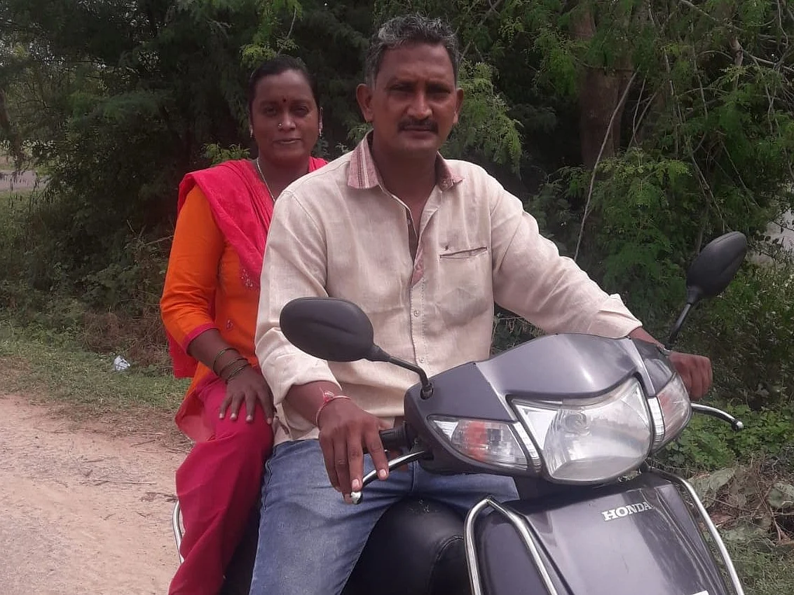 மும்பை - டு கறம்பக்குடி... ஸ்கூட்டரிலேயே பறந்துவந்து சர்ப்ரைஸ் கொடுத்த பாசப்பெற்றோர்!