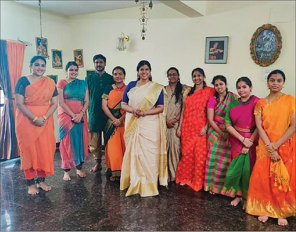 நடனக்குழுவினருடன்...