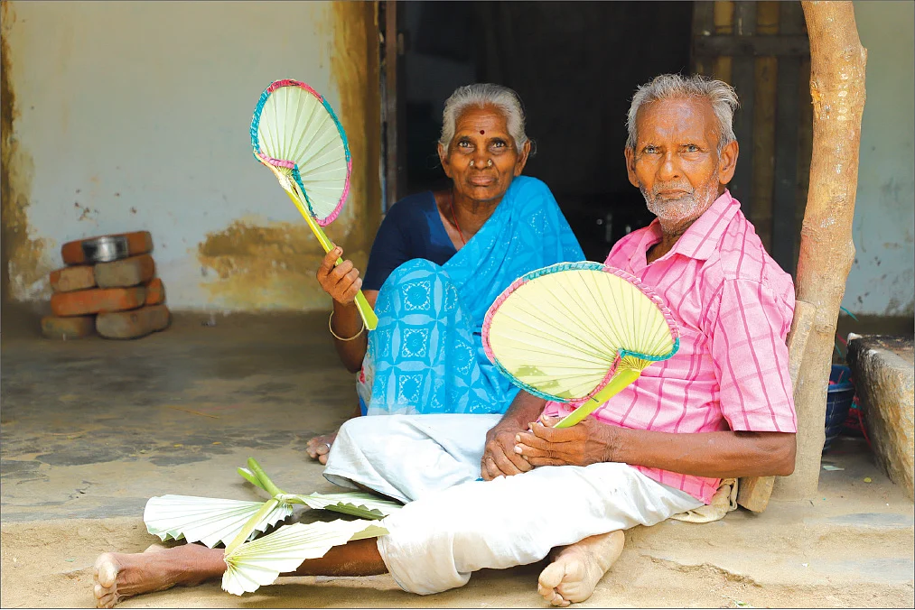 எனக்கு 80 உனக்கு 74... விசிறி விற்று வாழும் வைராக்கிய தம்பதி