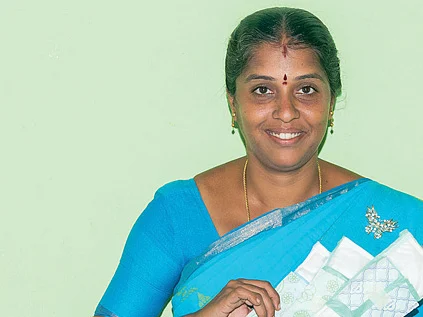 “ஊருல இப்போ எங்களை முன்மாதிரியா பார்க்குறாங்க!” - மூலிகை நாப்கின்கள் தயாரிக்கும் கிராமத்துப் பெண்கள்