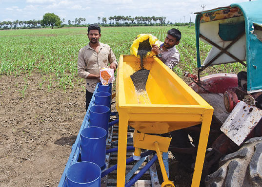 விதை மற்றும் உரம் நிரப்பும் பணியில்