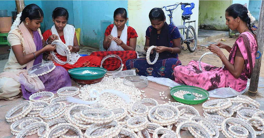 மீன், கருவாடு, சங்கு, சிப்பி, பாசி... இது கடலம்மா போடுற சோறு!
