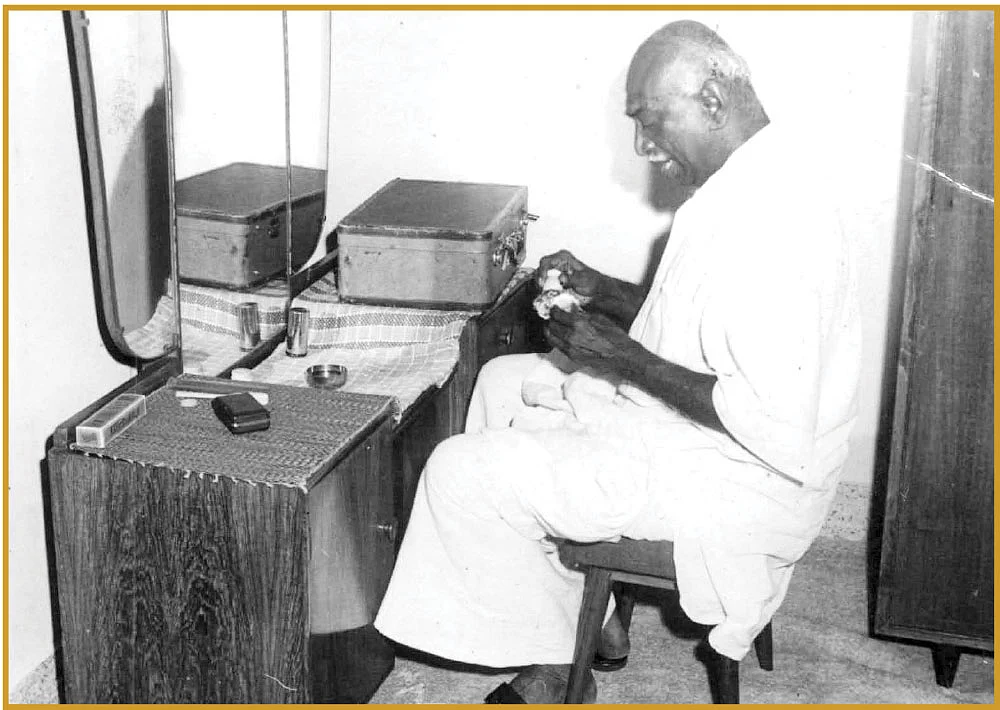 செல்ஃப் சேவிங் செய்யும் முதலமைச்சர் காமராஜர்