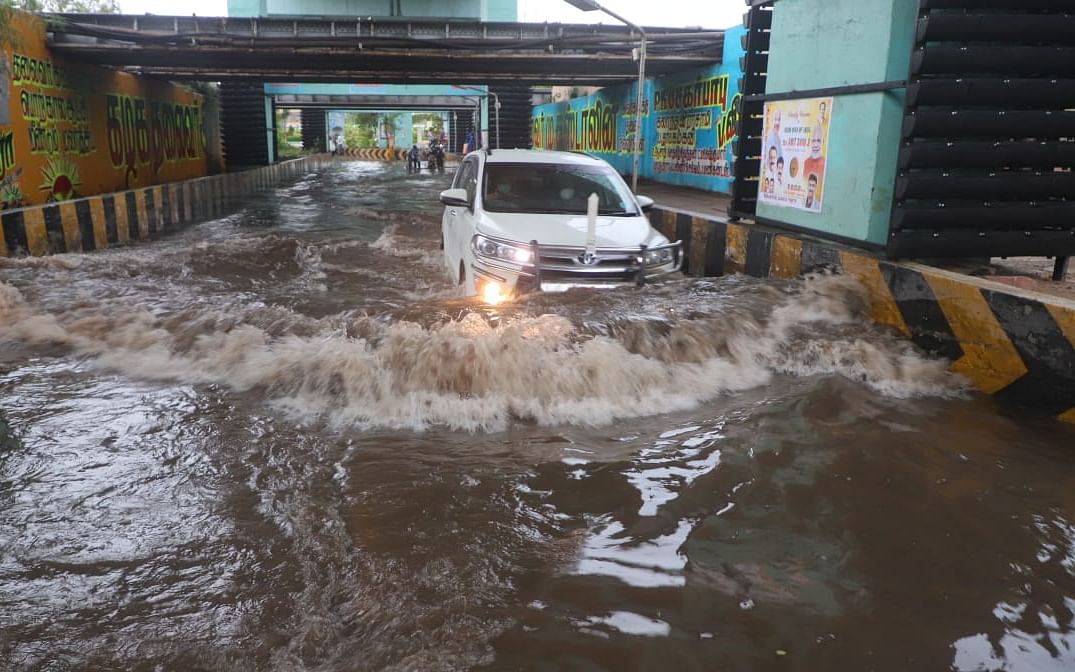அதி தீவிரப் புயலாகும் நிவர்; 15 மாவட்டங்களில் கனமழை - காற்று 155 கி.மீ வேகத்தில் வீசலாம்!