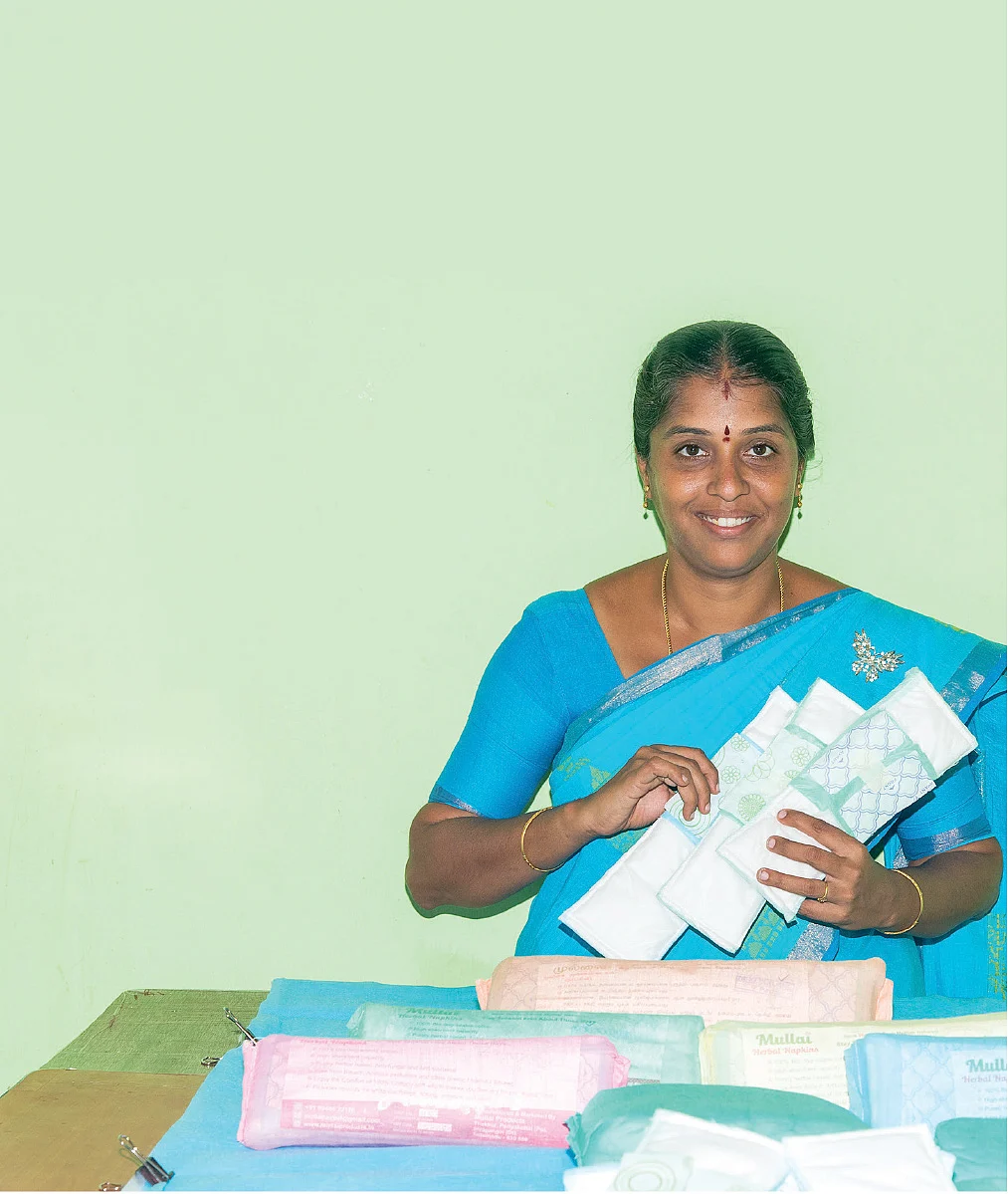 “ஊருல இப்போ எங்களை முன்மாதிரியா பார்க்குறாங்க!” - மூலிகை நாப்கின்கள் தயாரிக்கும் கிராமத்துப் பெண்கள்