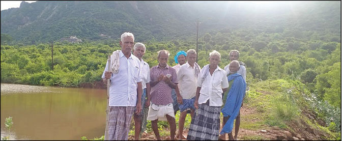 குட்டைக்கு அருகில் விவசாயிகள்