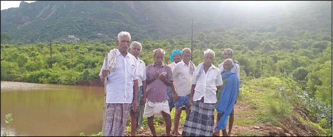 குட்டைக்கு அருகில் விவசாயிகள்