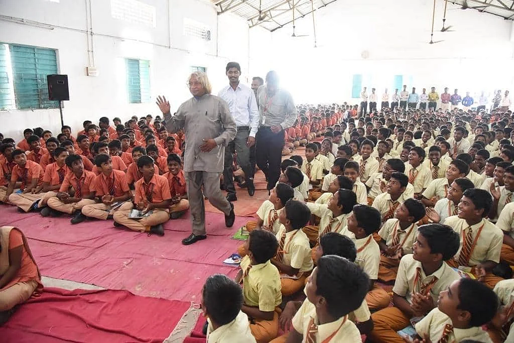பள்ளி மாணவர்கள் மத்தியில் உடுமலை கலாம்