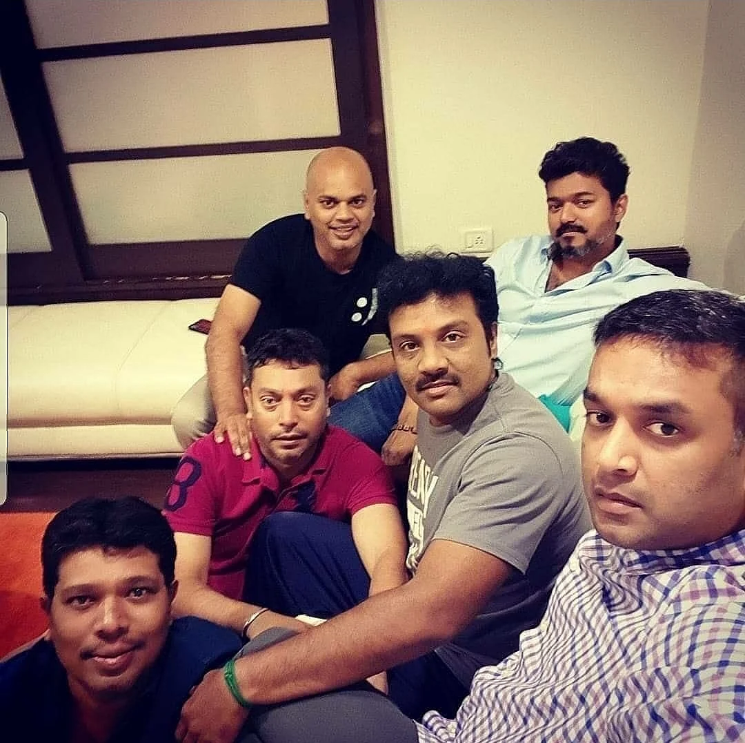 நண்பர்களுடன் விஜய்