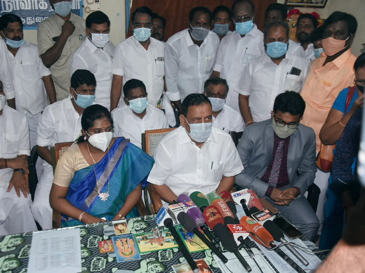 `தமிழகத்தின் 38-வது மாவட்டமாக மயிலாடுதுறை உதயம்!’ இனிப்பு கொடுத்துக் கொண்டாடிய மக்கள்