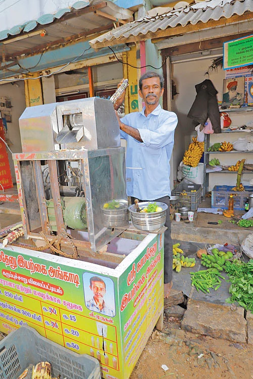 கரும்புச்சாறு பிழியும் பணி