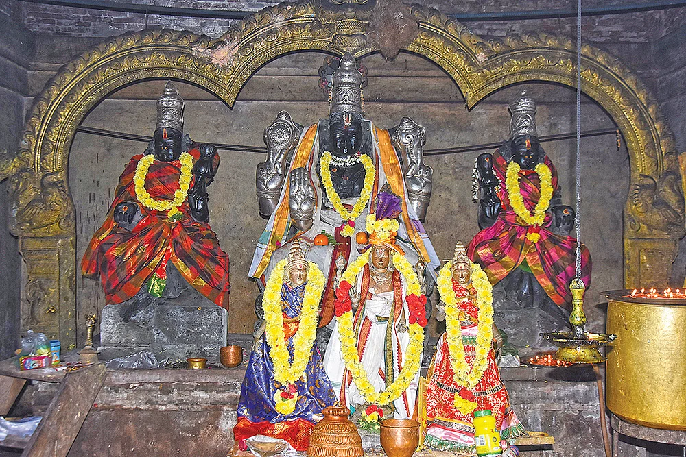ஒளி வடிவில் சுக்ரன் வழிபடும் ஸ்ரீவைகுண்டநாராயணர்