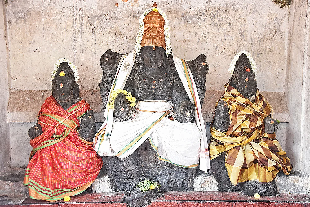 ஒளி வடிவில் சுக்ரன் வழிபடும் ஸ்ரீவைகுண்டநாராயணர்