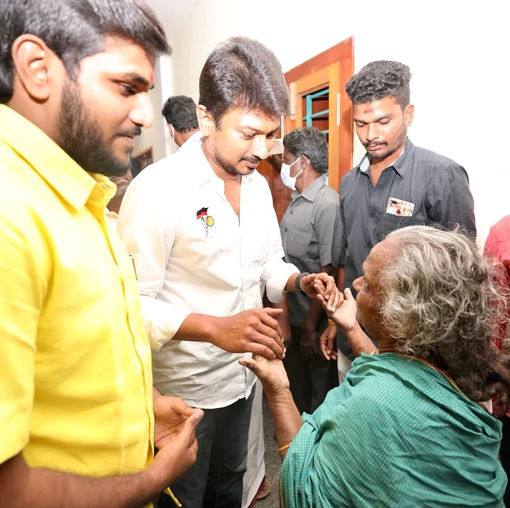 குருவின் தாயாரிடம் ஆசி பெற்றபோது...