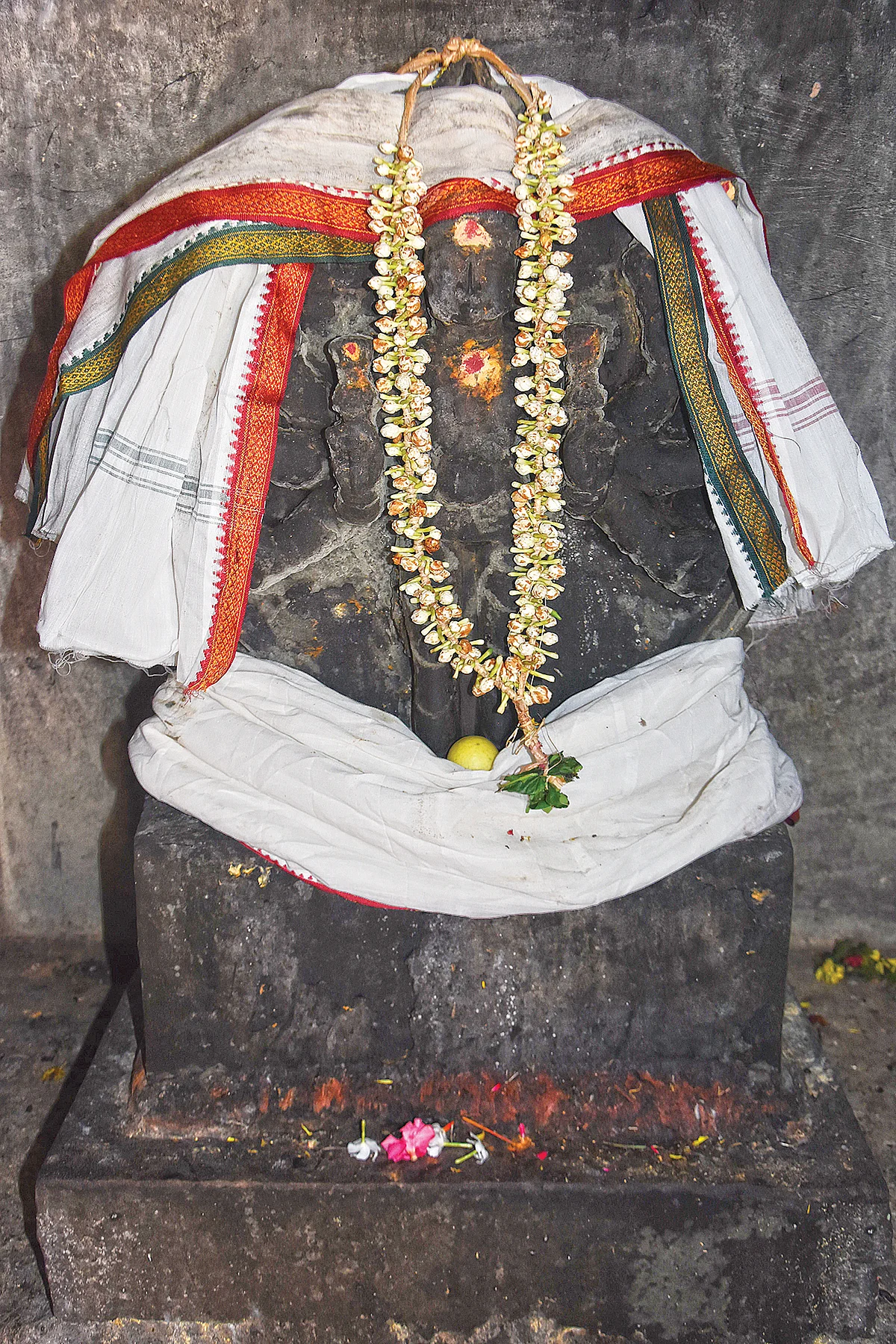 ஒளி வடிவில் சுக்ரன் வழிபடும் ஸ்ரீவைகுண்டநாராயணர்